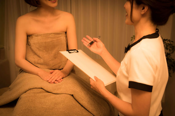 お顔の歪みを自然な位置に整える施術